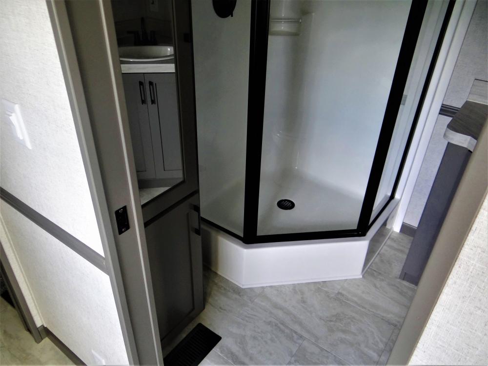 39" Shower with Glass Door (standard)