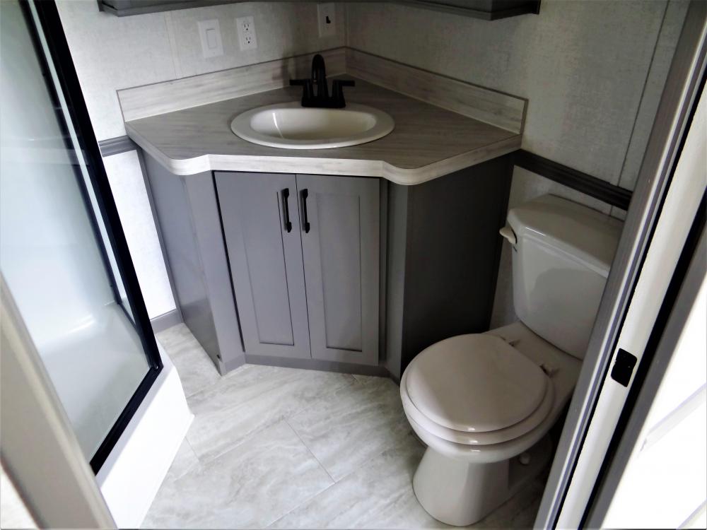 Porcelain Sink with Single Lever Faucet (standard)