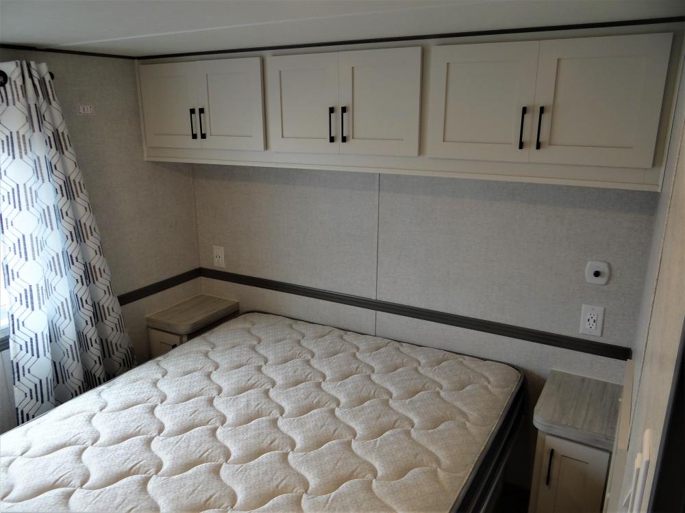 OH Cabinet (optional) Queen Bed on Hydrolift (optional)