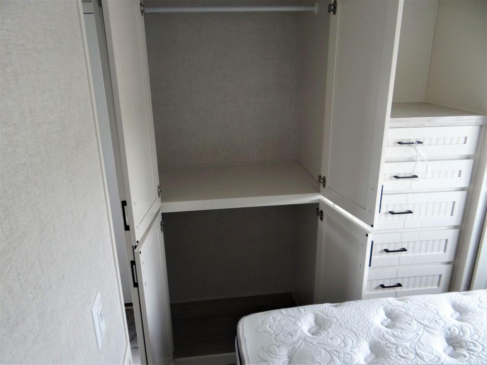 Wardrobe Hanging with Center Chest of Drawers
