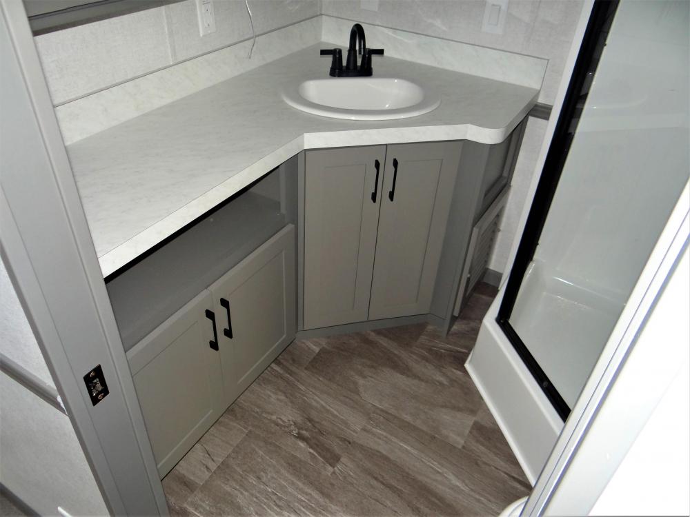 Porcelain Sink with Single Lever Faucet