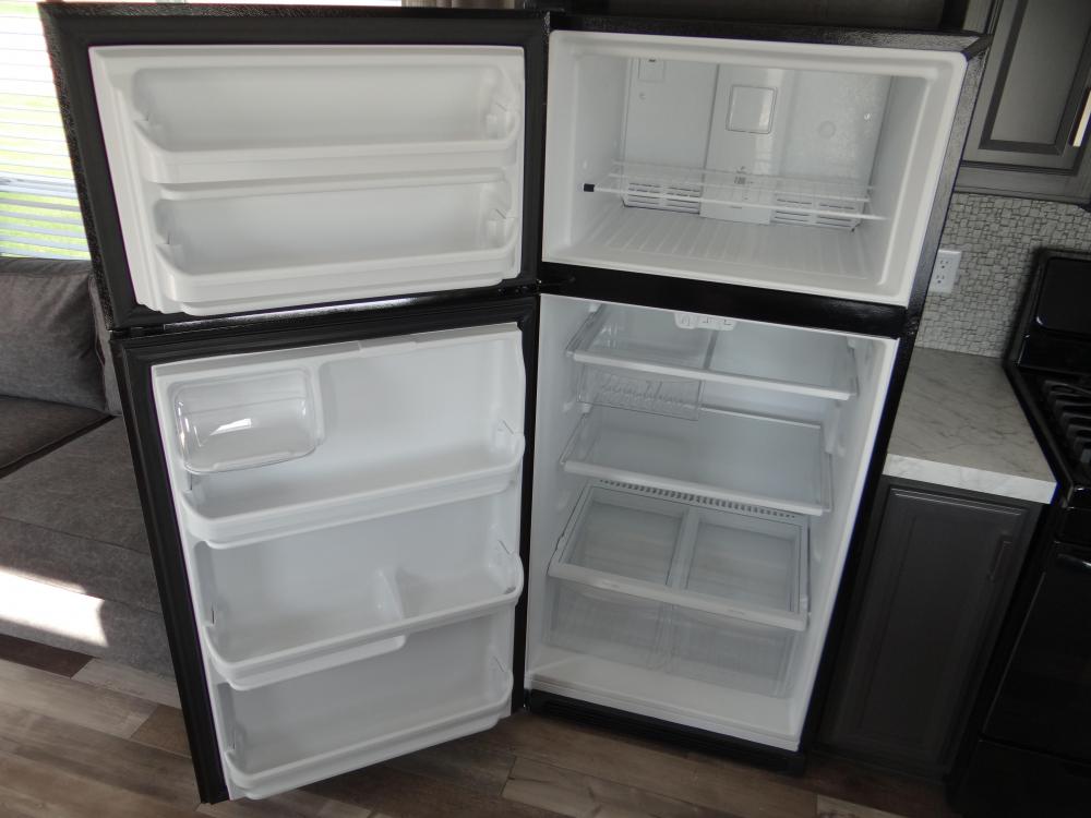 Large 18 Cubic Foot Refrigerator 