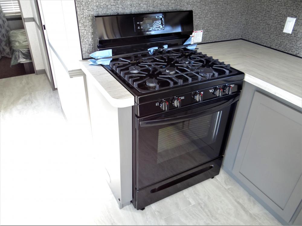 Deluxe Gas Range in Black (standard & included)